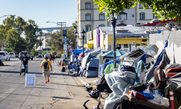 Một khu cắm trại của người vô gia cư ở San Diego, California, vào ngày 04/10/2023. (Ảnh: John Fredricks/The Epoch Times)