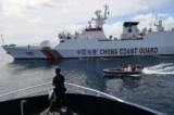 Một tàu hải cảnh Trung Quốc chặn một tàu của Cục Ngư nghiệp và Nguồn lợi Thủy sản Philippines (BFAR) khi tàu này đến gần Bãi cạn Scarborough do Trung Quốc kiểm soát ở khu vực đang tranh chấp tại Biển Đông, vào ngày 22/09/2023. (Ảnh: Ted Aljibe/AFP qua Getty Images)