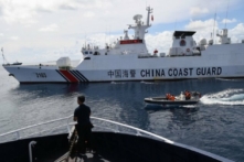 Một tàu hải giám Trung Quốc chặn một tàu của Cục Nghề cá và Nguồn lợi Thủy sản Philippines (BFAR) khi tàu này đến gần Bãi cạn Scarborough do Trung Quốc kiểm soát trong vùng Biển Đông tranh chấp, vào ngày 22/09/2023. (Ảnh: Ted Aljibe/AFP qua Getty Images)
