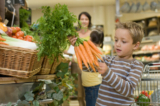 Một chuyến đi đến cửa hàng thực phẩm vừa có thể trở thành một chuyến đi thực tế vừa là một bài học [cho trẻ em]. (Ảnh: Image Source/Getty Image)