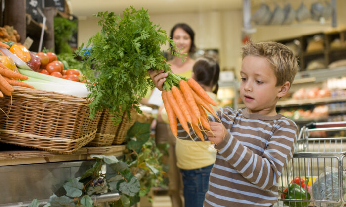 Một chuyến đi đến cửa hàng thực phẩm vừa có thể trở thành một chuyến đi thực tế vừa là một bài học [cho trẻ em]. (Ảnh: Image Source/Getty Image)