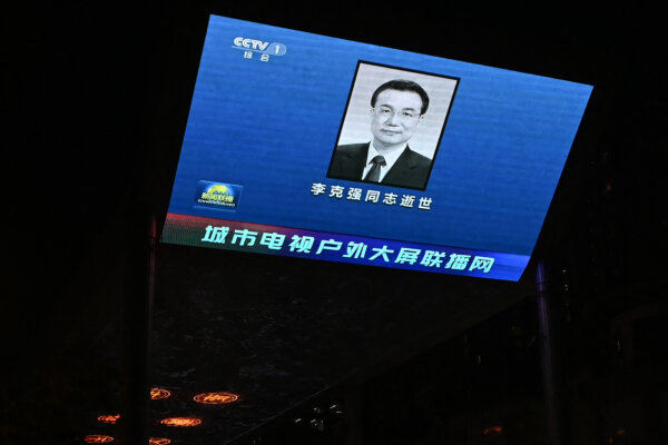 Một màn hình lớn chiếu cáo phó của cựu thủ tướng Trung Quốc Lý Khắc Cường bên ngoài một trung tâm mua sắm ở Bắc Kinh, vào ngày 27/10/2023. (Ảnh: Wang Zhao/AFP qua Getty Images)