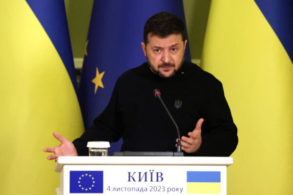 Tổng thống Ukraine Volodymyr Zelensky nói trong một cuộc họp báo chung với chủ tịch Ủy ban Âu Châu sau cuộc hội đàm của họ ở Kyiv, hôm 04/11/2023. (Ảnh: Anatoli Stepanov / AFP qua Getty Images)