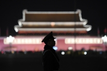 Một sĩ quan cảnh sát bán quân sự đứng gác tại Quảng trường Thiên An Môn sau một phiên họp toàn thể của cơ quan lập pháp bù nhìn của Trung Quốc, Đại hội Đại biểu Nhân dân Toàn quốc, tại Đại lễ đường Nhân dân nằm ở mé Tây của quảng trường này ở Bắc Kinh vào ngày 11/03/2018. (Ảnh: Greg Baker/AFP qua Getty Images)