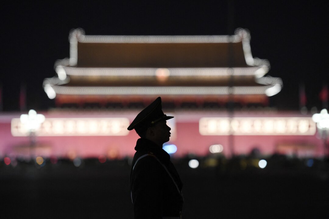 Một sĩ quan cảnh sát bán quân sự đứng gác tại Quảng trường Thiên An Môn sau một phiên họp toàn thể của cơ quan lập pháp bù nhìn của Trung Quốc, Đại hội Đại biểu Nhân dân Toàn quốc, tại Đại lễ đường Nhân dân nằm ở mé Tây của quảng trường này ở Bắc Kinh vào ngày 11/03/2018. (Ảnh: Greg Baker/AFP qua Getty Images)