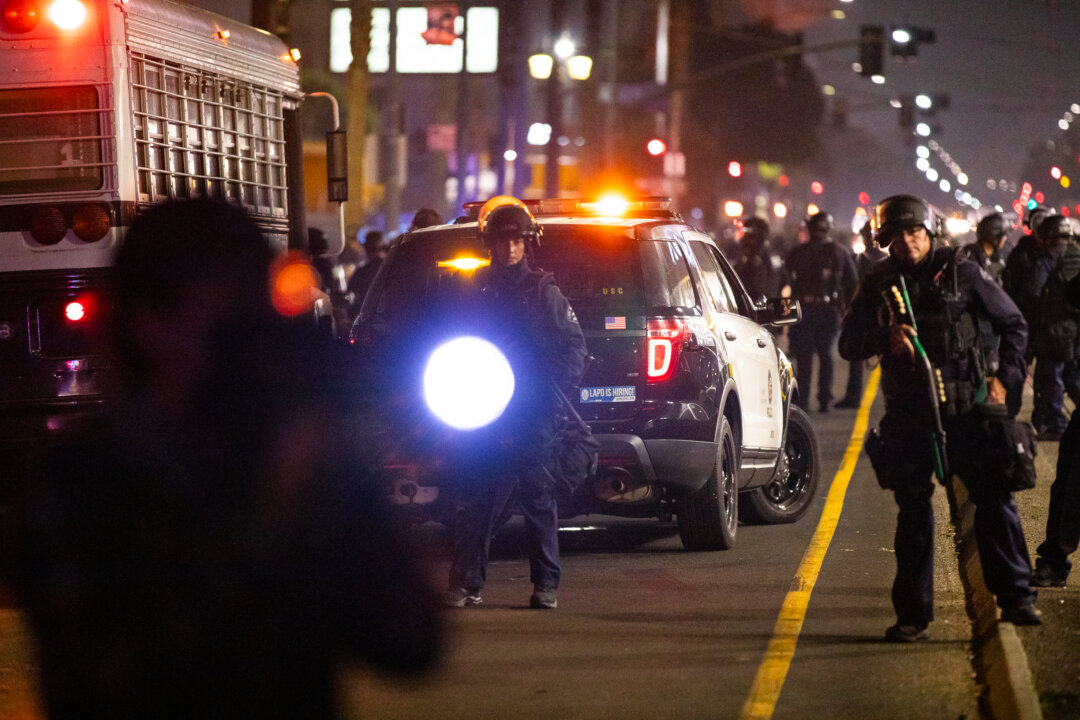 Các viên cảnh sát tại Sở Cảnh sát Los Angeles (LAPD) ứng phó với tình trạng bất ổn dân sự ở Los Angeles vào ngày 02/11/2020. (Ảnh: John Fredricks/The Epoch Times)