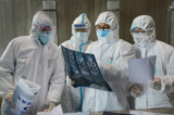 Các bác sĩ đang xem hình ảnh CT phổi tại một bệnh viện ở huyện Vân Mộng, thành phố Hiếu Cảm, tỉnh Hồ Bắc, miền trung Trung Quốc vào ngày 20/02/2020. (Ảnh: AFP qua Getty Images)