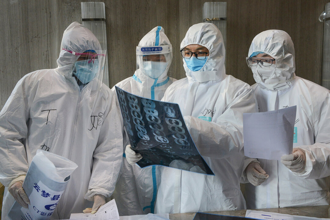 Các bác sĩ đang xem hình ảnh CT phổi tại một bệnh viện ở huyện Vân Mộng, thành phố Hiếu Cảm, tỉnh Hồ Bắc, miền trung Trung Quốc vào ngày 20/02/2020. (Ảnh: AFP qua Getty Images)