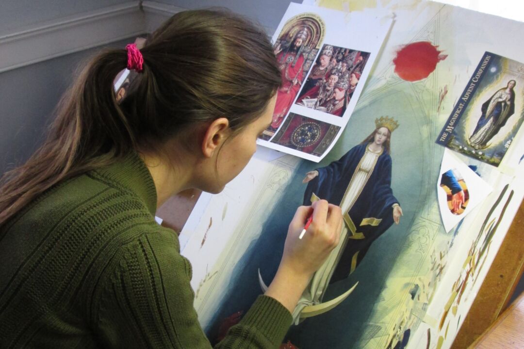 Họa sĩ vẽ tranh minh họa Bernadette Carstensen vẽ Đức Mẹ, Đức Trinh Nữ Vô Nhiễm Nguyên Tội, làm tác phẩm trung tâm cho bộ ba bức tranh “St. John’s Revelation” (Khải Huyền của Thánh John). (Ảnh: Đăng dưới sự cho phép của Bernadette Carstensen)