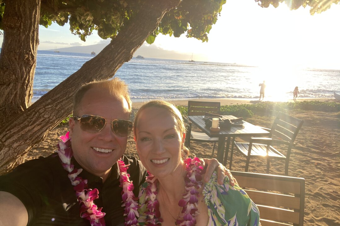 Marianne và chồng Scott ở Hawaii vào tháng 08/2023. Một năm rưỡi sau khi cô lâm bệnh. (Ảnh được sự cho phép của cô Marianne)