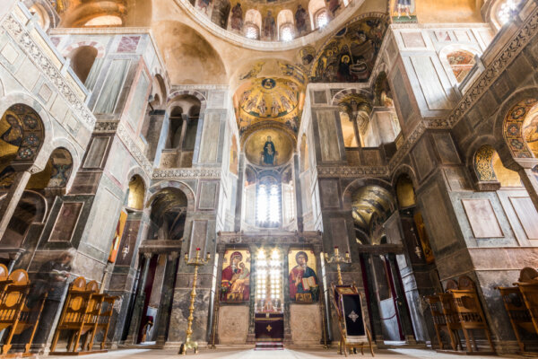 Nội thất xa hoa của Nhà thờ Katholikon, nhà thờ chính của quần thể tu viện. Được xây dựng vào thế kỷ 11, nhà thờ có mặt bằng hình bát giác lớn, nghĩa là mái vòm của nhà thờ được nâng đỡ bằng 8 cột trụ. Những phiến đá cẩm thạch nhiều màu trang hoàng phần dưới của các bức tường, còn các bức tranh khảm đá tuyệt đẹp trang hoàng các phần bên trên. Các bức tranh khảm mạ vàng là phần nổi tiếng nhất của quần thể Tu viện Hosios Loukas, nhờ vẻ đẹp lộng lẫy và phong cách Byzantine Trung kỳ đặc trưng, đồng thời còn đại diện cho biểu tượng tôn giáo đa dạng. (Ảnh: Joaquin Ossorio Castillo/Shutterstock)