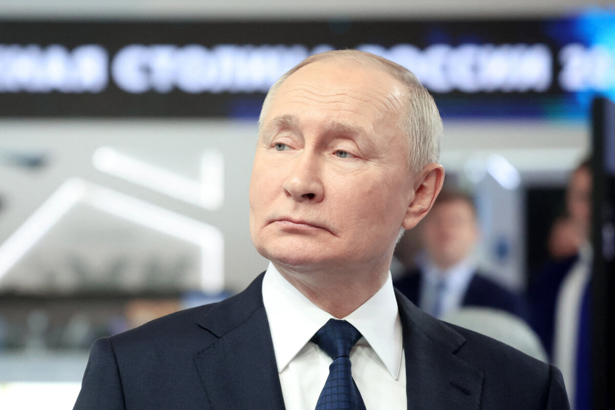 Tổng thống Nga Vladimir Putin đến thăm một cuộc triển lãm trước đại hội đảng Nước Nga Thống nhất ở Moscow hôm 17/12/2023. (Ảnh: Sergey Fadichev/Pool/AFP qua Getty Images)