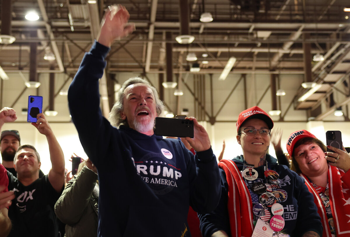 Những người ủng hộ cổ vũ khi ứng cử viên tổng thống của Đảng Cộng Hòa, cựu Tổng thống Hoa Kỳ Donald Trump, nói chuyện trong cuộc vận động tranh cử tại Trung tâm Hội nghị Reno-Sparks ở Reno, Nevada, hôm 17/12/2023. (Ảnh: Justin Sullivan/Getty Images)