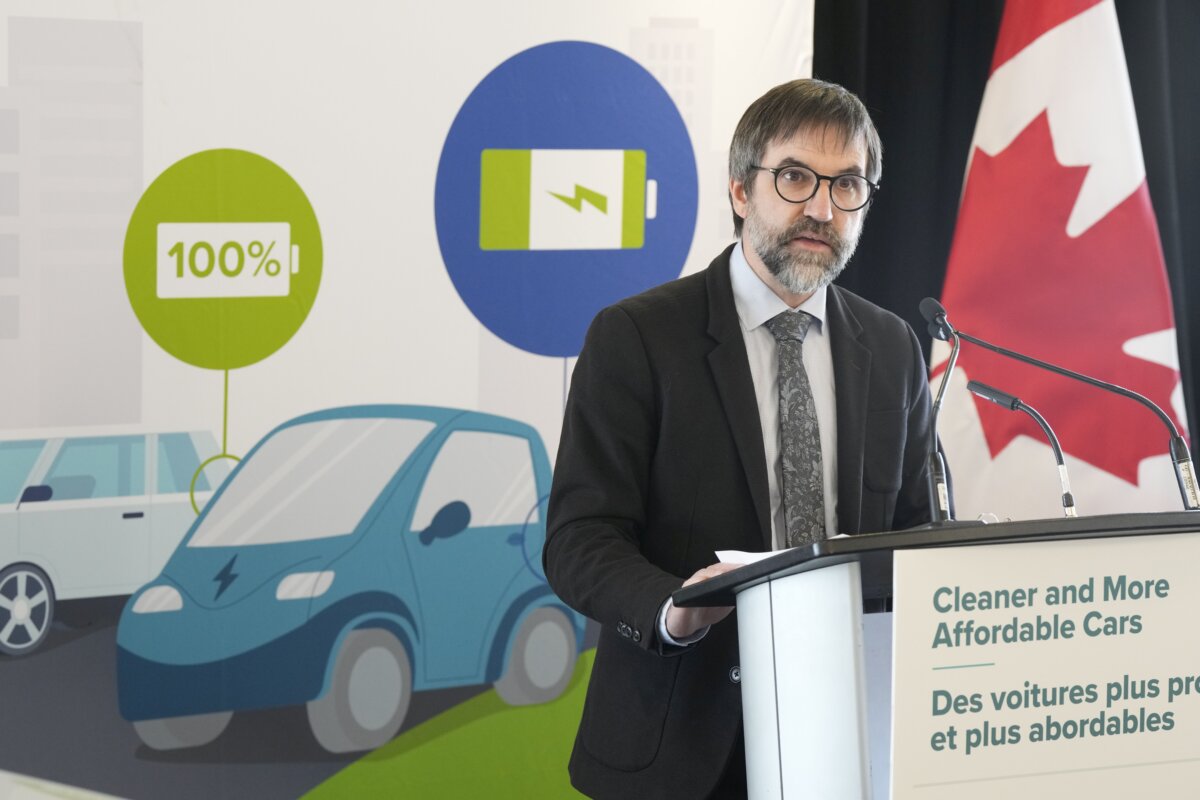 Bộ trưởng Môi trường Canada Steven Guilbeault phác thảo chi tiết về kế hoạch của ông tại Toronto vào ngày 19/12/2023, nhằm loại bỏ dần việc bán xe chạy bằng xăng ở Canada. (Ảnh: The Canadian Press/Frank Gunn)