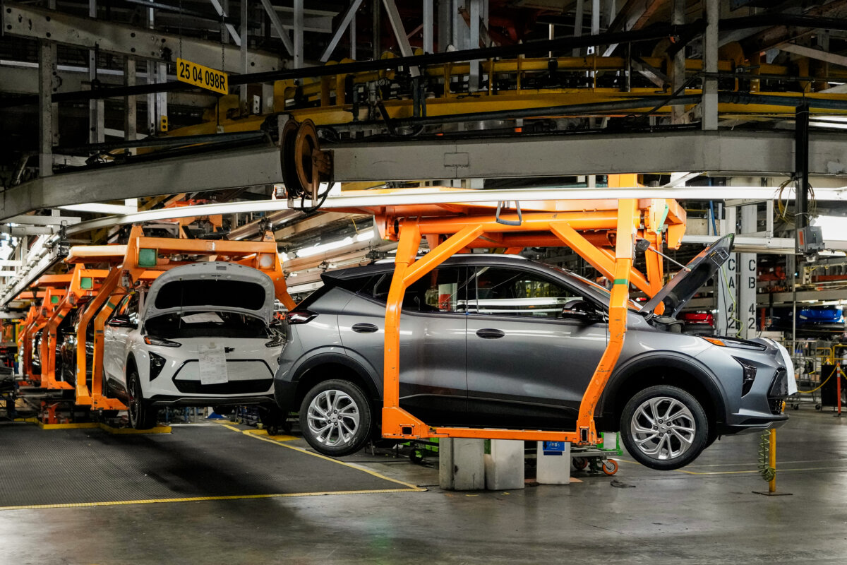 Các xe di chuyển dọc theo dây chuyền lắp ráp Chevrolet Bolt EV và EUV 2023 tại General Motors Orion Assembly ở Lake Orion, Michigan, ngày 15/06/2023. Mặc dù doanh số bán xe điện mới đạt kỷ lục tại Hoa Kỳ trong năm nay, nhưng tốc độ tăng trưởng doanh số bán hàng đang bắt đầu chậm lại và không đáp ứng được tham vọng cao của ngành công nghiệp xe hơi là loại bỏ dần động cơ đốt trong. (Ảnh: AP Photo/Carlos Osorio, Tư liệu)