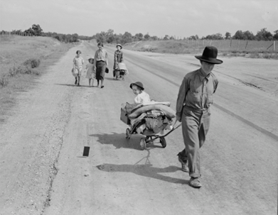 Bức ảnh một gia đình ở Quận Pittsburg, Oklahoma, “bị buộc phải rời khỏi nhà trong thời kỳ Đại suy thoái,” tháng 06/1938, của nhiếp ảnh gia Dorothea Lange. Thư viện Quốc hội. (Ảnh: Tài liệu công cộng)