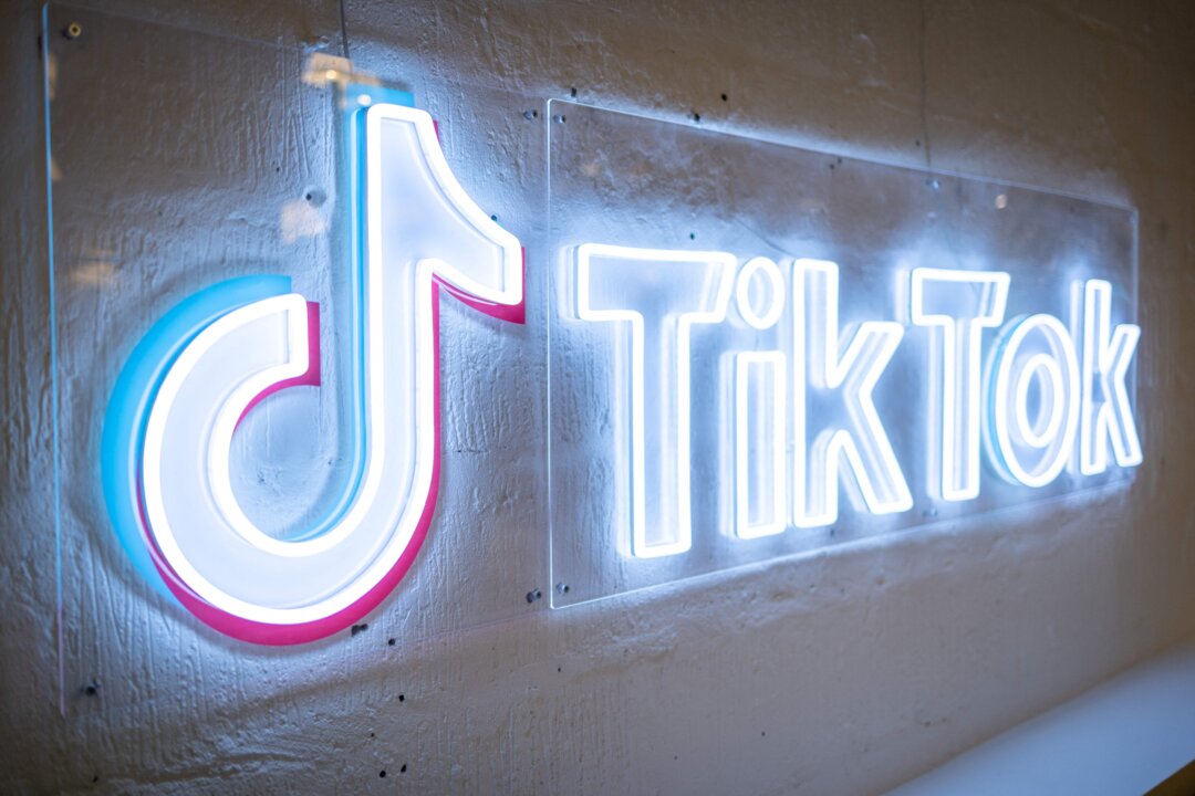 Biểu tượng của TikTok, dịch vụ mạng xã hội chuyên về video, tại văn phòng TikTok ở London, Vương quốc Anh, vào ngày 09/02/2020. (Ảnh: Tolga Akmen/AFP qua Getty Images)