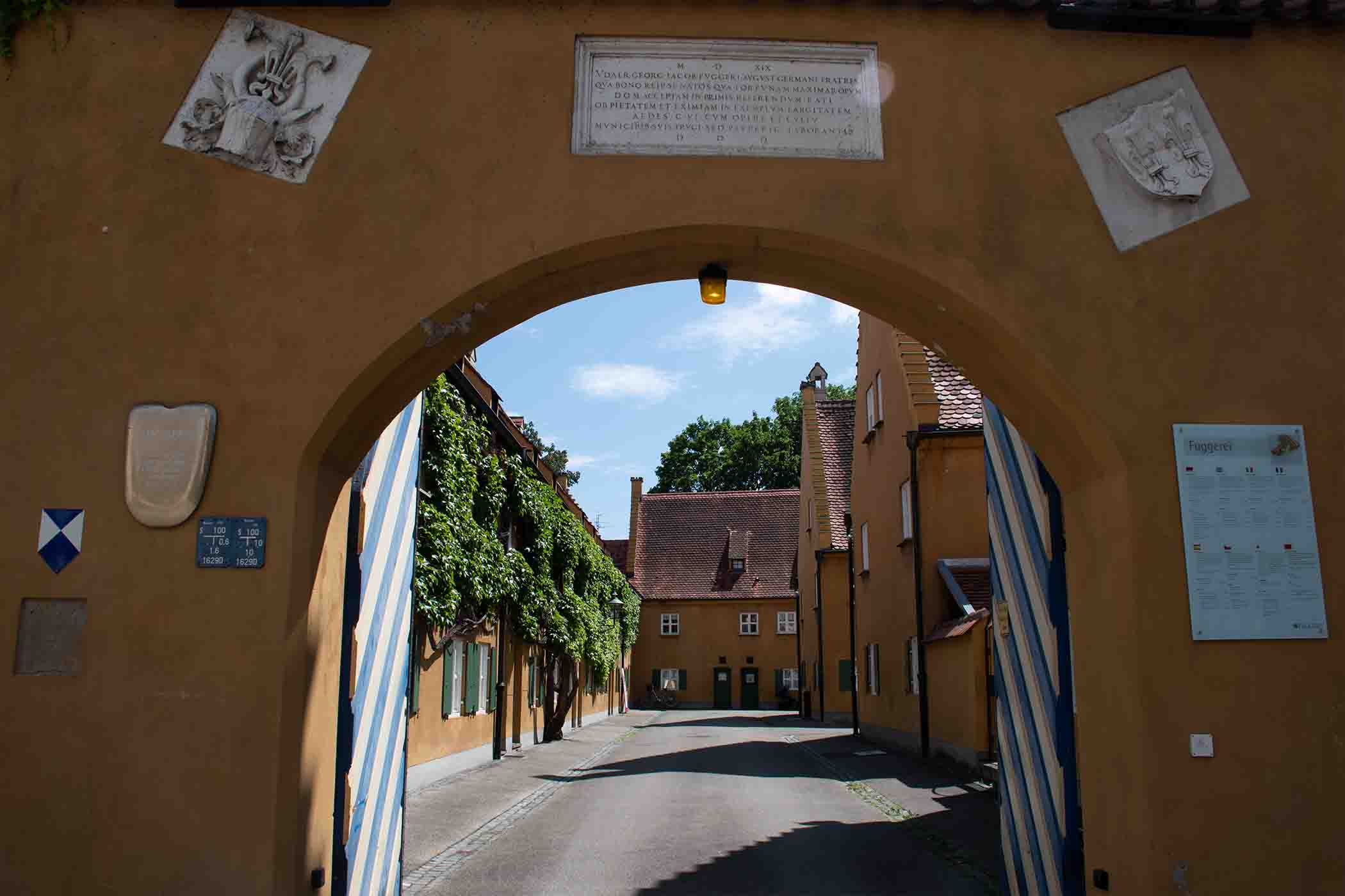 Nhìn qua cánh cổng của khu phố Fuggerei. (Ảnh: Anne Czichos/Shutterstock)
