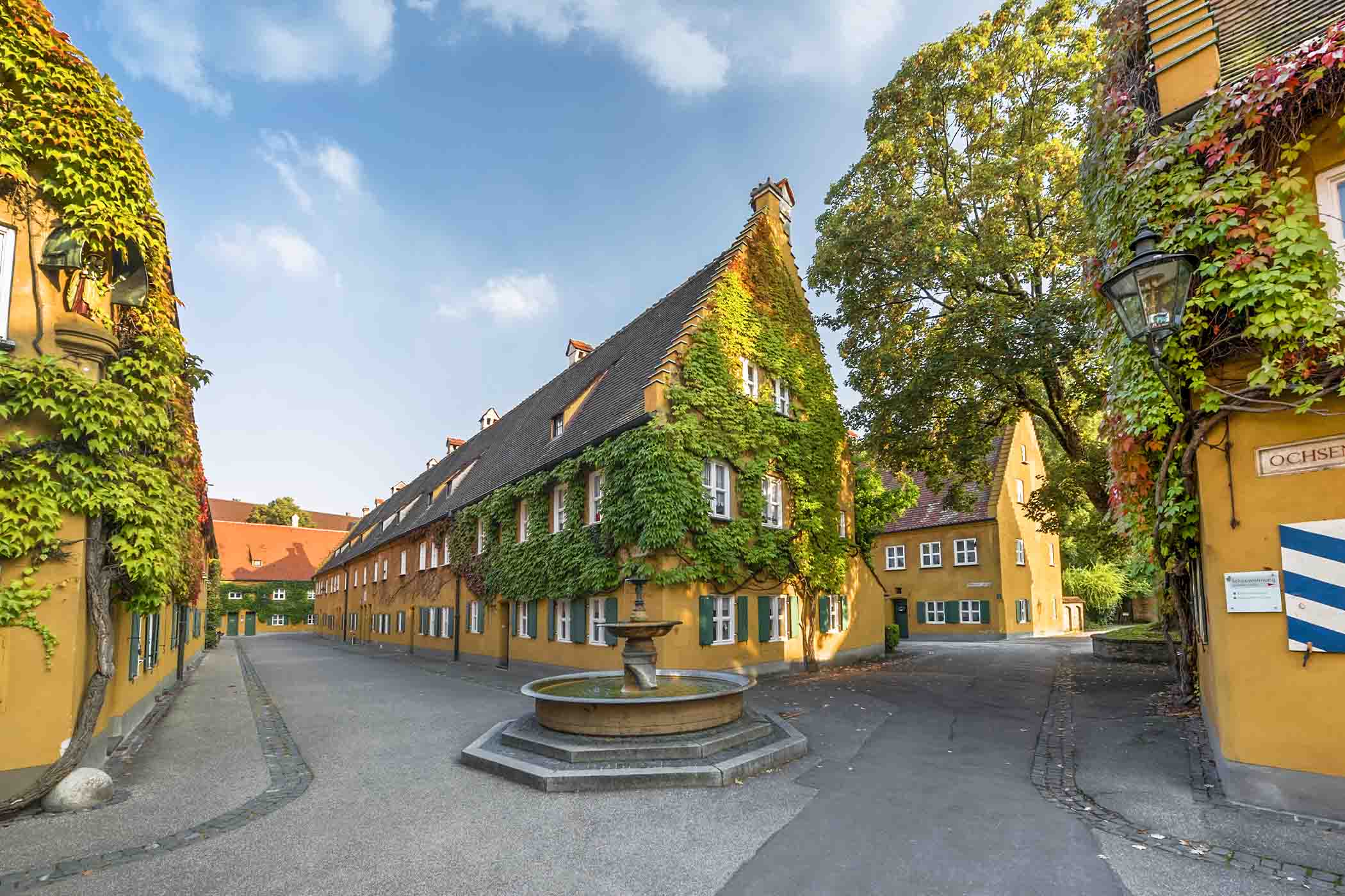 Bên trong khu phức hợp Fuggerei.(Ảnh: Yuri Turkov/Shutterstock)