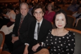 Ông Jeff Todd, cùng phu nhân Hong Todd và con trai Jonathan Todd thưởng thức Nghệ thuật Biểu diễn Shen Yun tại Trung tâm Nghệ thuật Biểu diễn The Long ở thành phố Austin, tiểu bang Texas, hôm 06/01/2024. (Ảnh: Sonia Wu/The Epoch Times)