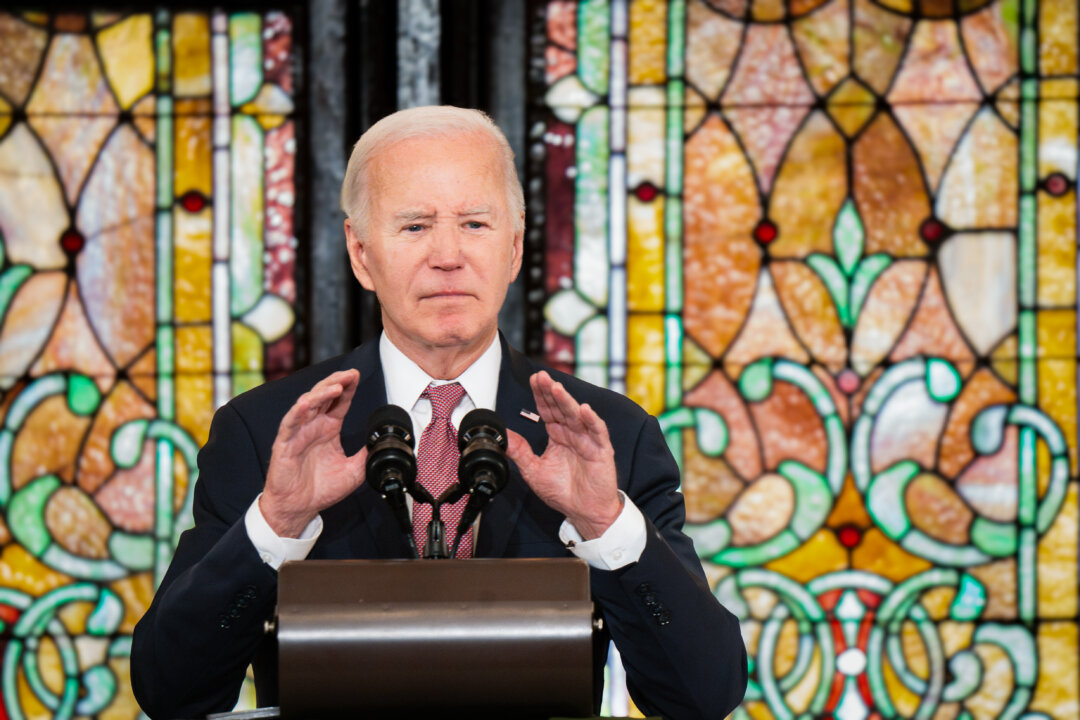Tổng thống Joe Biden trình bày trong một sự kiện tranh cử tại Nhà thờ Emanuel AME ở Charleston, South Carolina, hôm 08/01/2024. (Ảnh: Sean Rayford/Getty Images)