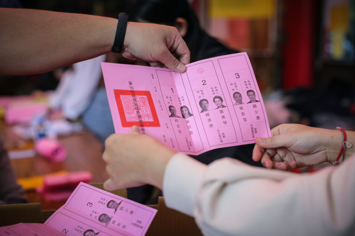 Nhân viên bầu cử kiểm đếm phiếu khi quá trình kiểm phiếu chính thức diễn ra trong cuộc bầu cử tổng thống hôm 13/01/2024, tại Đài Bắc, Đài Loan. (Ảnh: Annabelle Chih/Getty Images)