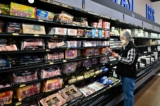Người tiêu dùng mua sắm tại một cửa hàng bách hóa trong một chuỗi cửa hàng bán lẻ ở Rosemead, California, vào ngày 12/12/2023. (Ảnh: Frederic J. Brown/AFP qua Getty Images)