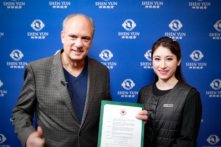 Thị trưởng thành phố Worcester Joseph M. Petty trao tặng Thư công nhận cho quản lý của Đoàn Nghệ thuật Biểu diễn Shen Yun Lưu Diễn, cô Rachael Yu Ming Bastick, tại Nhà hát The Hanover ở thành phố Worcester, tiểu bang Massachusetts, hôm 14/01/2024. (Ảnh: Đài truyền hình NTD)