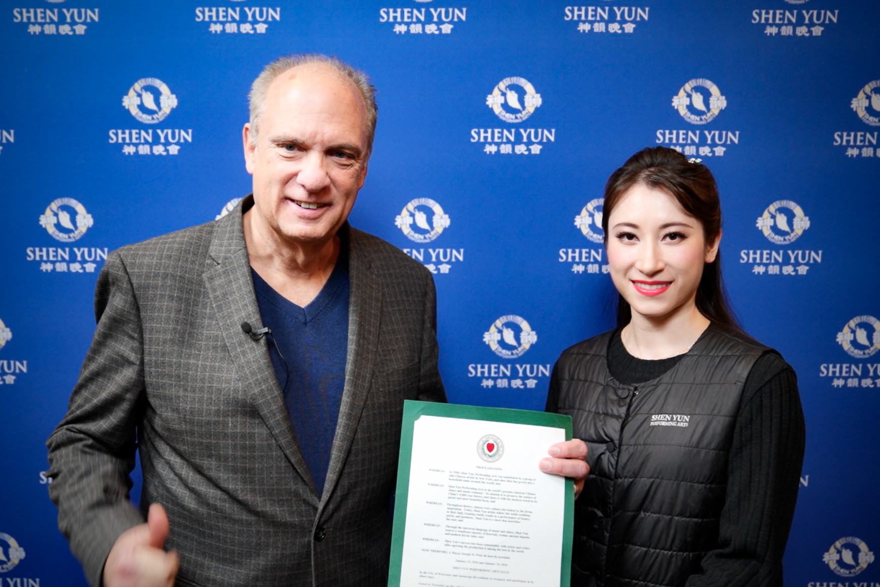 Thị trưởng thành phố Worcester Joseph M. Petty trao tặng Thư công nhận cho quản lý của Đoàn Nghệ thuật Biểu diễn Shen Yun Lưu Diễn, cô Rachael Yu Ming Bastick, tại Nhà hát The Hanover ở thành phố Worcester, tiểu bang Massachusetts, hôm 14/01/2024. (Ảnh: Đài truyền hình NTD)