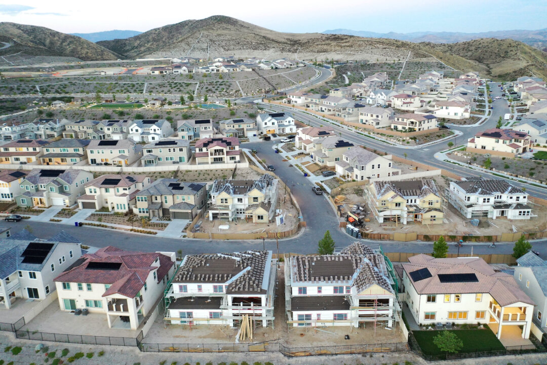 Ảnh chụp từ trên không của những ngôi nhà trong khu phát triển nhà ở tại Santa Clarita, California, hôm 08/09/2023. (Ảnh: Mario Tama/Getty Images)