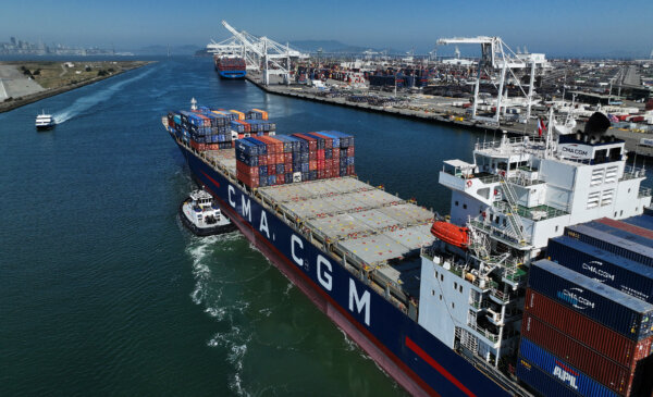 Một tàu container được dẫn vào Cảng Oakland ở Oakland, California, hôm 07/08/2023. (Ảnh: Justin Sullivan/Getty Images)