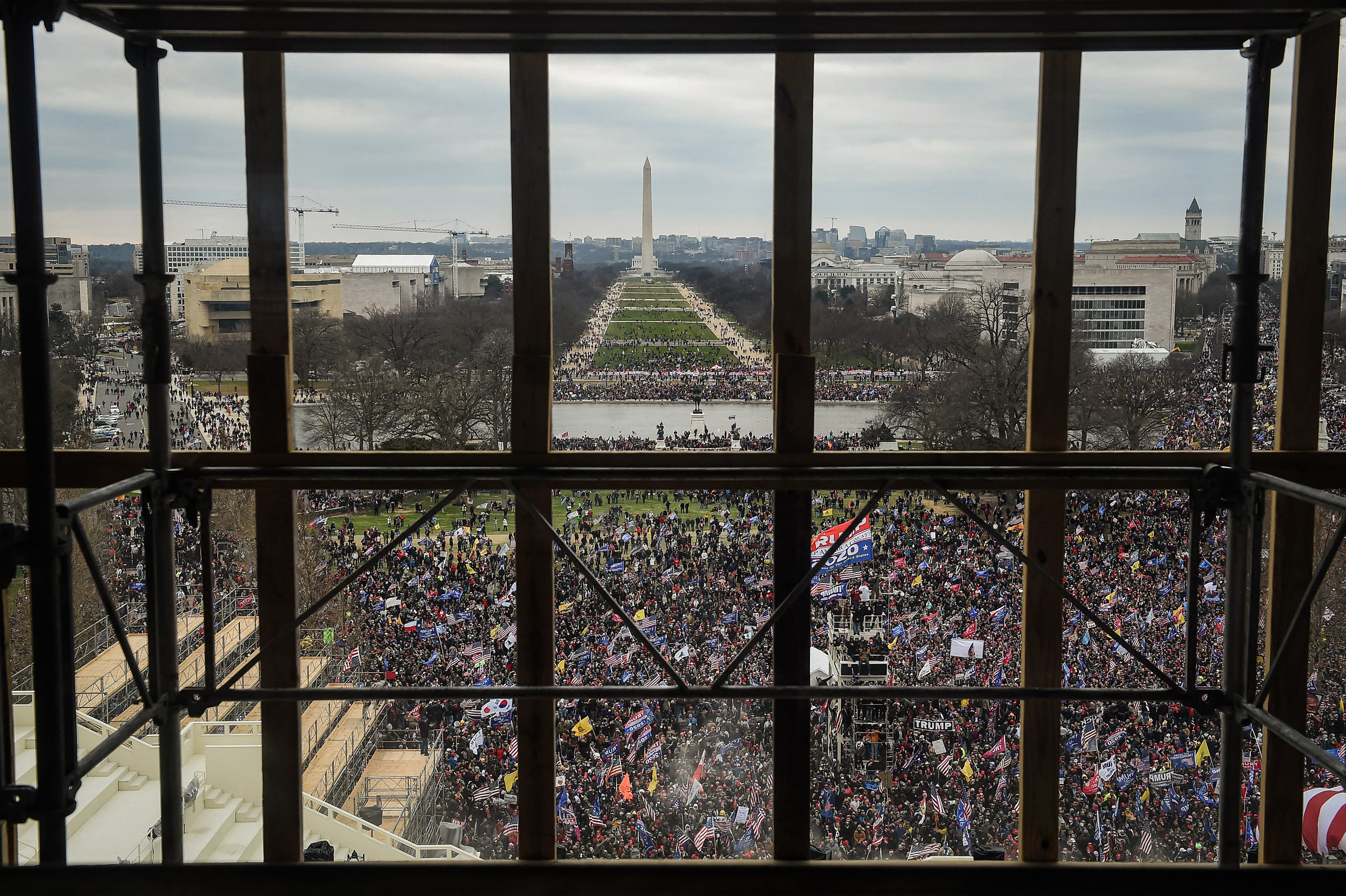 Những người ủng hộ Tổng thống đương thời Donald Trump tập trung bên ngoài khu vực Vòm Rotunda của Tòa nhà Quốc hội Hoa Kỳ ở Hoa Thịnh Đốn, vào ngày 06/01/2021. (Ảnh: Olivier Douliery/AFP qua Getty Images)