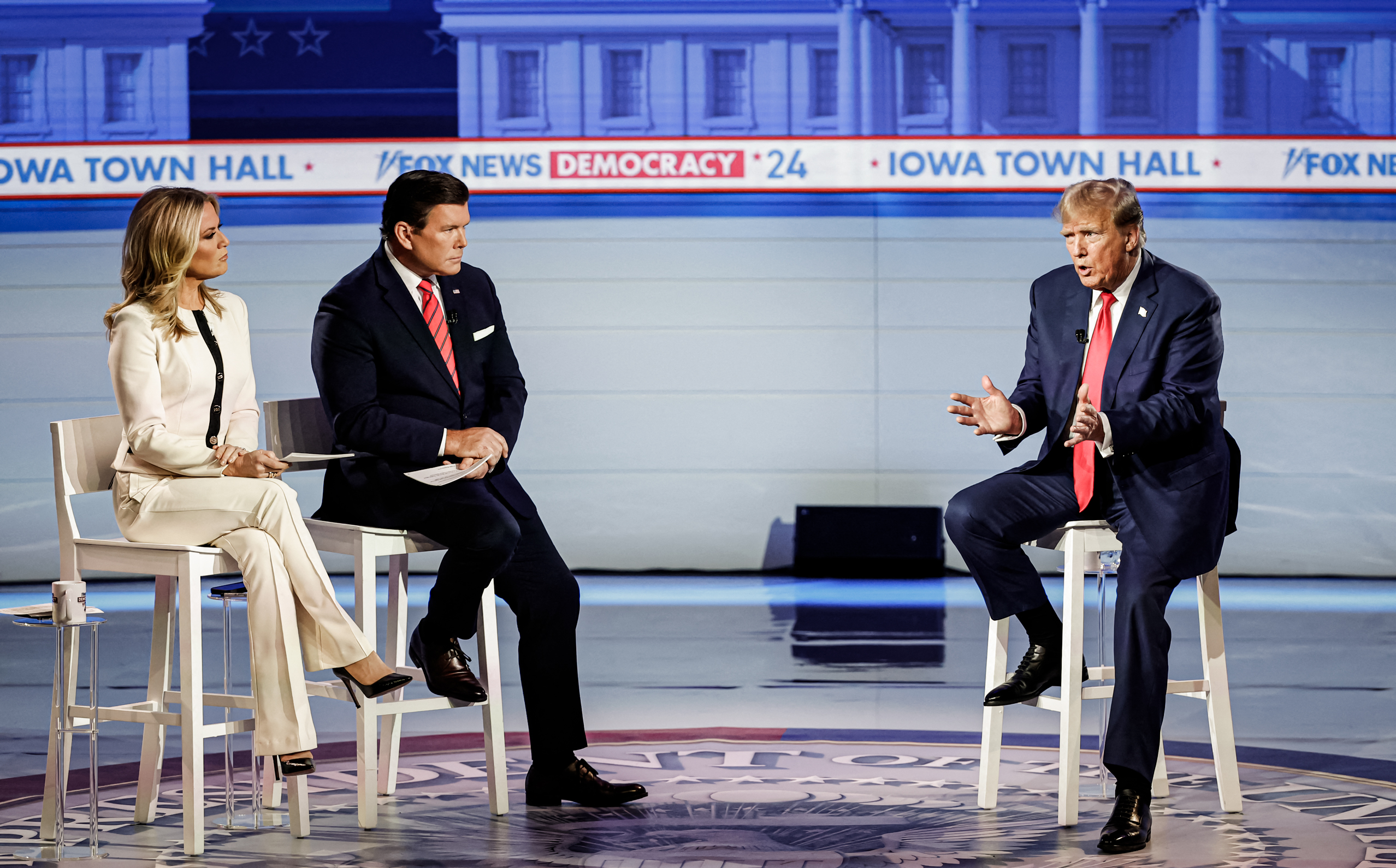 Cựu Tổng thống Donald Trump nói khi hai người điều hành Bret Baier và Martha MacCallum quan sát tại chương trình gặp gỡ cử tri ở Des Moines, Iowa, hôm 10/01/2024. (Ảnh: Kamil Krzaczynski/AFP qua Getty Images)