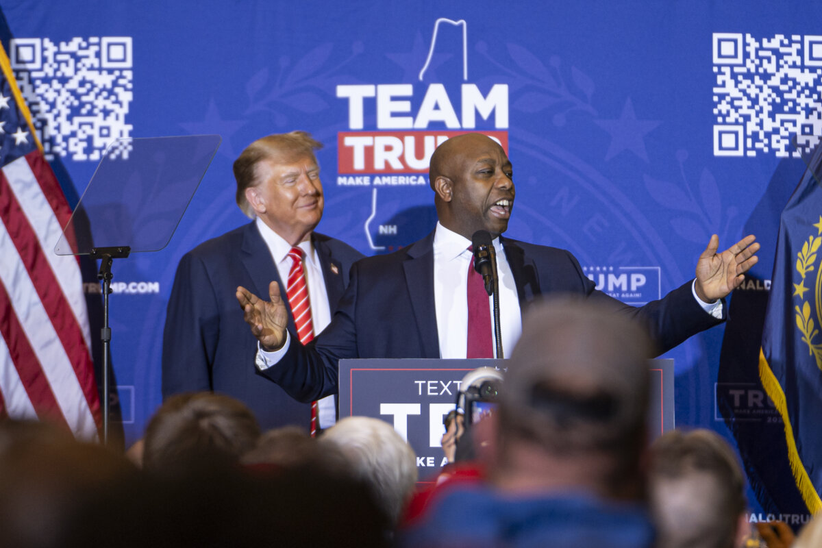 Thượng nghị sĩ Tim Scott (Cộng Hòa-South Carolina) (bên phải) tiến cử cựu Tổng thống Donald Trump, ứng cử viên tổng thống của Đảng Cộng Hòa, tại một sự kiện vận động tranh cử ở Concord, New Hampshire, vào ngày 19/01/2024. (Ảnh: Madalina Vasiliu/The Epoch Times)