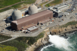 Hình ảnh nhìn từ trên không của nhà máy điện hạt nhân Diablo Canyon nằm ở rìa Thái Bình Dương tại Bãi biển Avila ở quận San Luis Obispo, California, vào ngày 17/03/2011. (Ảnh: Mark Ralston/AFP qua Getty Images)