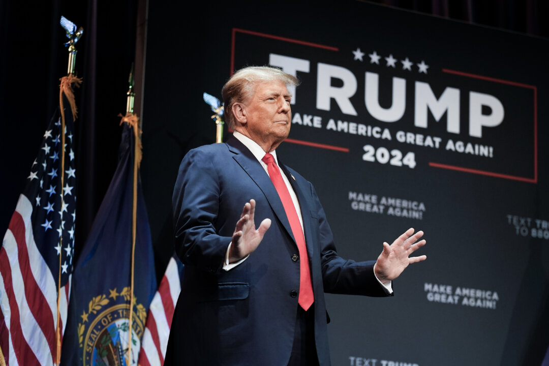 Cựu Tổng thống Donald Trump trong chuyến dừng chân vận động tranh cử ở Rochester, New Hampshire, hôm 21/01/2024. (Ảnh AP Photo/Charles Krupa)