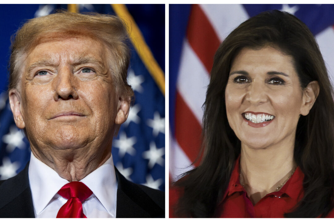 Cựu Tổng thống Donald Trump ở Atkinson, New Hampshire, hôm 16/01/2024; Cựu đại sứ Liên Hiệp Quốc Nikki Haley tại West Des Moines, Iowa, hôm 15/01/2024. (Ảnh: Brandon Bell; Joe Raedle/Getty Images)
