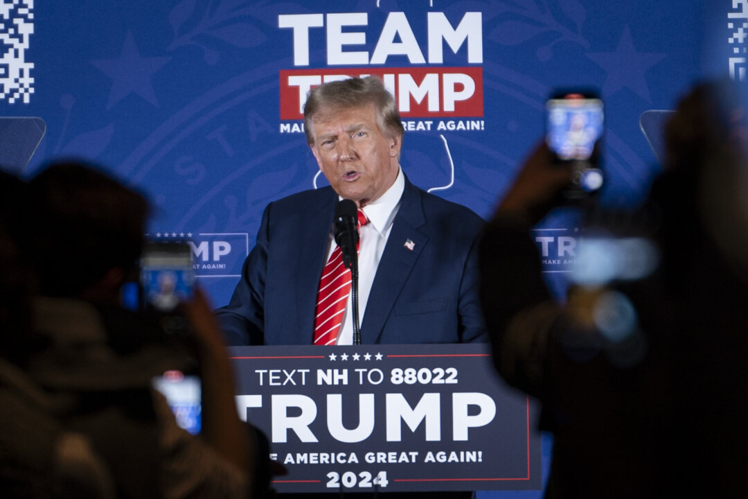 Cựu Tổng thống Donald J. Trump, ứng cử viên tổng thống của Đảng Cộng Hòa, nói chuyện tại một cuộc vận động tranh cử ở Laconia, New Hampshire, hôm 22/01/2024. (Ảnh: Madalina Vasiliu/The Epoch Times)