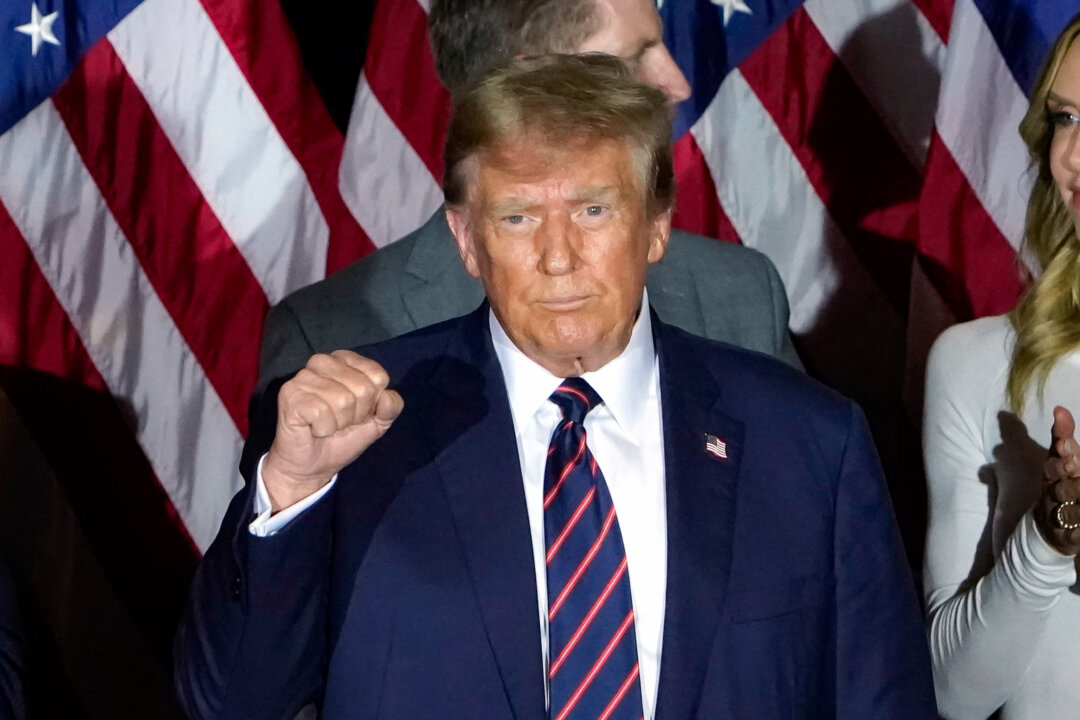 Cựu Tổng thống Donald Trump, ứng cử viên tổng thống của Đảng Cộng Hòa, ăn mừng chiến thắng của ông tại bữa tiệc đêm bầu cử sơ bộ ở Nashua, New Hampshire, hôm 23/01/2024. (Ảnh: Timothy A. Clary/AFP qua Getty Images)