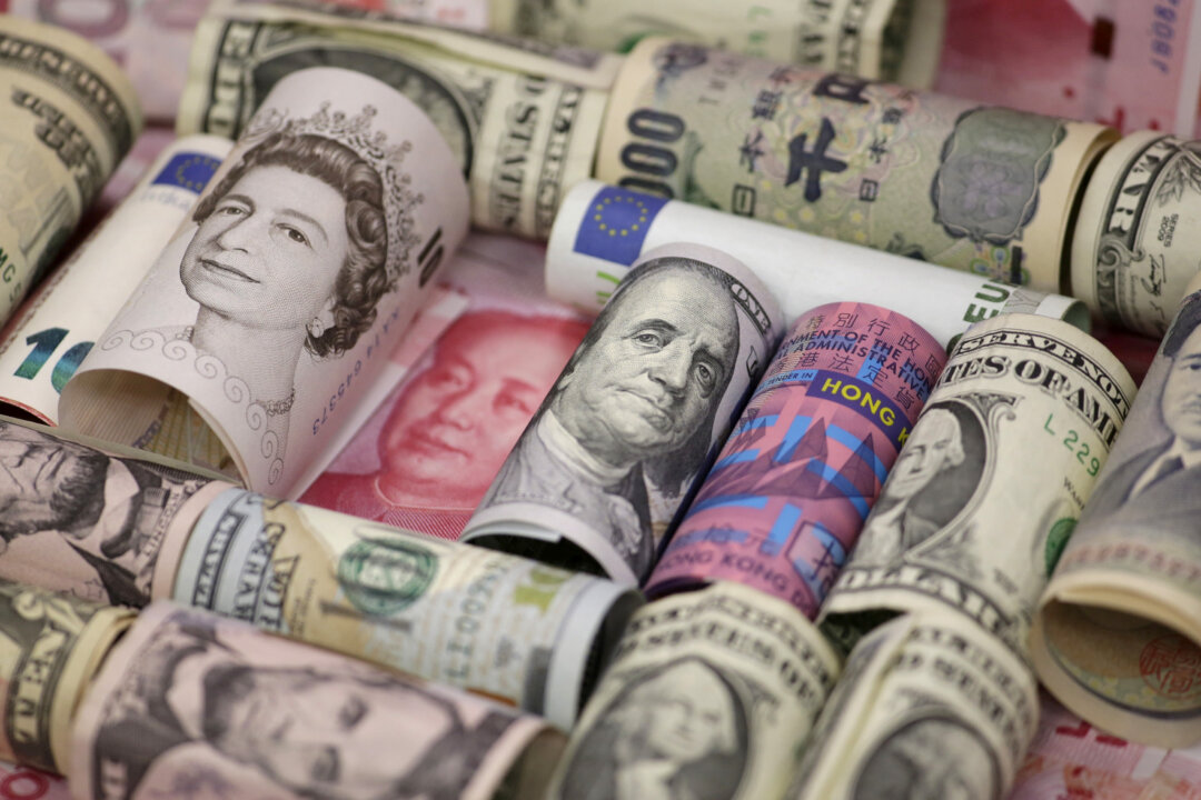 Hình minh họa này cho thấy Euro, HKD, USD, yên Nhật, bảng Anh, và tiền giấy 100 nhân dân tệ của Trung Quốc ngày 21/01/2016. (Ảnh: Jason Lee/Reuters)