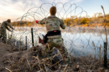 Binh sĩ Vệ binh Quốc gia Texas lắp thêm dây thép gai dọc theo sông Rio Grande ở Eagle Pass, Texas, hôm 10/01/2024. (Ảnh: John Moore/Getty Images)
