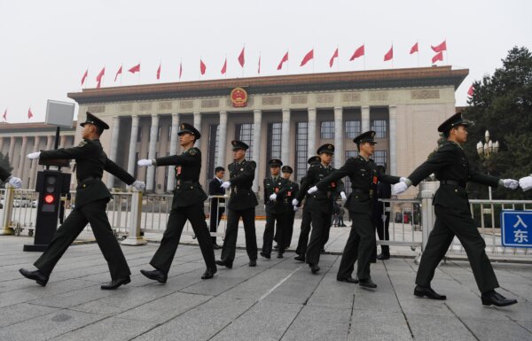 Binh lính Trung Quốc diễn hành bên ngoài Đại lễ đường Nhân dân ở Bắc Kinh, trước khi Ban Thường vụ Bộ Chính trị Đảng Cộng sản Trung Quốc, cơ quan ra quyết định hàng đầu của quốc gia, ra mắt hôm 25/10/2017. (Ảnh: Greg Baker/AFP qua Getty Images)