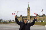 Ông Trần Tư Minh vui mừng vẫy cờ Canada tại một hội nghị nhân quyền do Bộ Ngoại giao Canada tổ chức tại Ottawa, vào tháng 11/2023. (Ảnh: Đăng dưới sự cho phép của ông Trần Tư Minh)