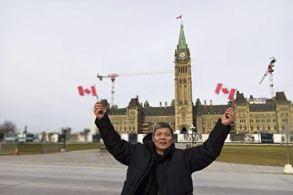 Ông Trần Tư Minh vui mừng vẫy cờ Canada tại một hội nghị nhân quyền do Bộ Ngoại giao Canada tổ chức tại Ottawa, vào tháng 11/2023. (Ảnh: Đăng dưới sự cho phép của ông Trần Tư Minh)