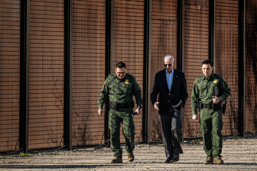 Tổng thống Joe Biden nói chuyện với các quan chức Quan thuế và Bảo vệ Biên giới Hoa Kỳ khi ông đến thăm biên giới Hoa Kỳ-Mexico ở El Paso, Texas, vào ngày 08/01/2023. (Ảnh: Jim Watson/AFP qua Getty Images)