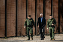 Tổng thống Joe Biden nói chuyện với các quan chức Cục Quan thuế và Bảo vệ Biên giới Hoa Kỳ khi ông đến thăm biên giới Hoa Kỳ-Mexico ở El Paso, Texas, vào ngày 08/01/2023. (Ảnh: Jim Watson/AFP qua Getty Images)