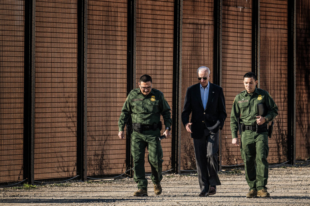 Tổng thống Joe Biden nói chuyện với các quan chức Cục Quan thuế và Bảo vệ Biên giới Hoa Kỳ khi ông đến thăm biên giới Hoa Kỳ-Mexico ở El Paso, Texas, vào ngày 08/01/2023. (Ảnh: Jim Watson/AFP qua Getty Images)