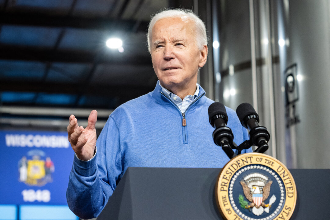 Tổng thống Joe Biden trình bày về các kế hoạch Đầu tư vào Hoa Kỳ và Cơ sở hạ tầng Lưỡng đảng tại Nhà máy Bia Earth Rider ở Superior, Wisconsin, hôm 25/01/2024. (Ảnh: Saul Loeb/AFP qua Getty Images)