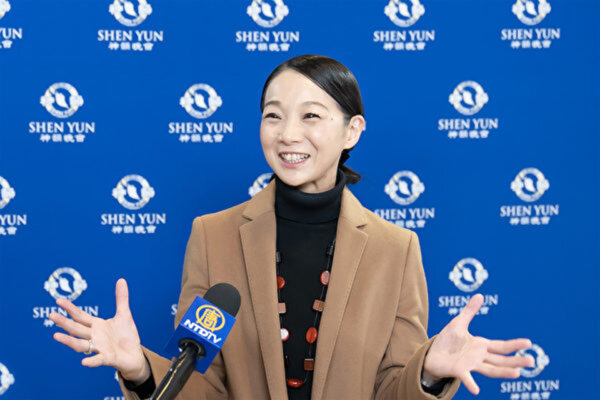 Cô Miyaura Kumiko thưởng thức Nghệ thuật Biểu diễn Shen Yun tại Nhà hát J:COM Hall Hachioji hôm 25/01/2024. (Ảnh: Fujino Wei/The Epoch Times)