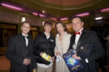 Gia đình Matyushok, (từ trái sang phải) hai cậu con trai Max, Dmitry, bà Marina và ông Artem, thưởng thức Nghệ thuật Biểu diễn Shen Yun tại Nhà hát Eventim Apollo, London, hôm 27/01/2024. (Ảnh: Mary Mann/The Epoch Times)